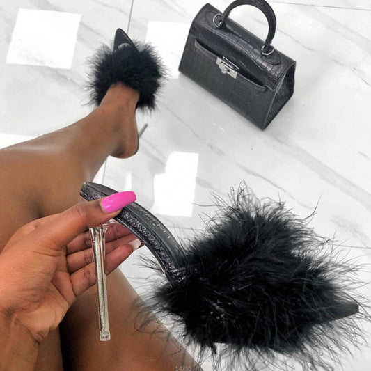 Zarusova Crystal Shoes - Černé kožešinové pantofle s peřím